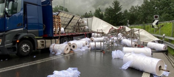 mesocco-camion-perde-rotoli-di-plastica-sull-a13