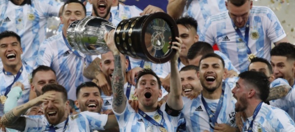 messi-maradona-e-l-ultima-mano