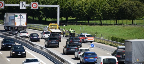 motociclista-urta-un-auto-sull-a2-cade-e-si-ferisce