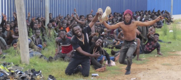 spagna-oltre-duecento-migranti-scavalcano-la-barriera-di-melilla