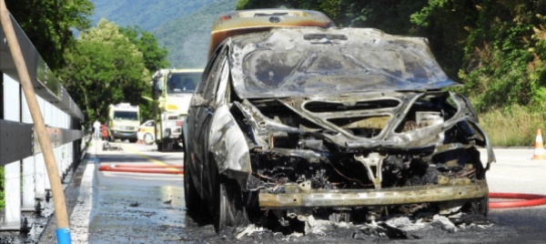 auto-in-fiamme-sulla-strada-cantonale-del-ceneri