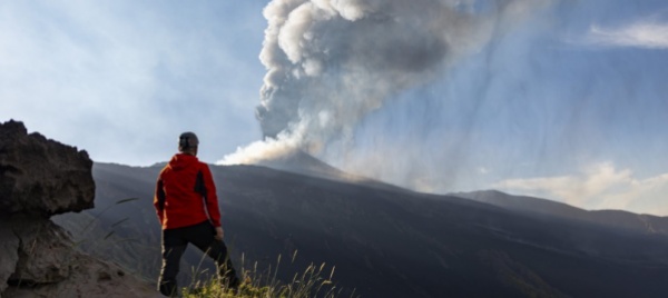 riecco-l-etna-pioggia-di-cenere-su-catania-e-voli-sospesi