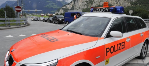 automobilista-con-532-chili-di-troppo-sul-tetto-dell-auto