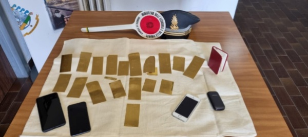 comasco-oro-non-dichiarato-in-tasca-denunciato-dalla-gdf