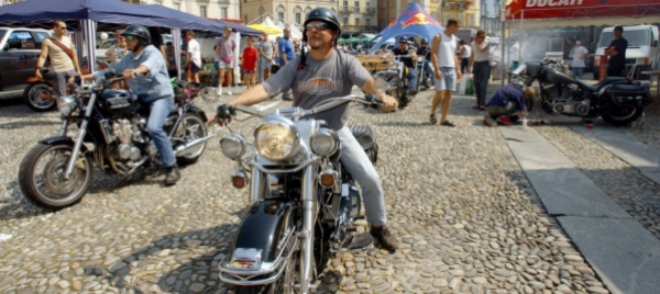 piazza-grande-il-no-alla-droga-arriva-e-parte-in-sella