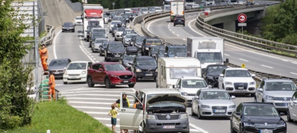 coda-di-14-km-al-portale-nord-della-galleria-del-san-gottardo