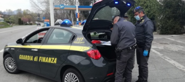 bizzarone-centomila-euro-in-azioni-nella-valigetta