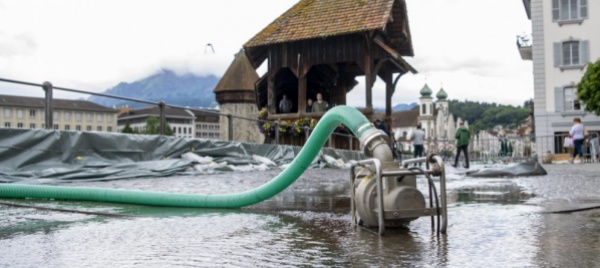 il-lago-dei-quattro-cantoni-inizia-a-inondare-lucerna