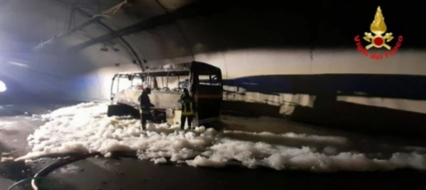 a-varenna-25-adolescenti-scampati-all-incendio-sull-autobus