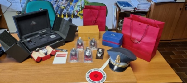 fermato-in-dogana-con-sei-orologi-del-valore-di-35-000-euro