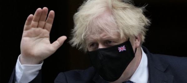boris-johnson-fa-marcia-indietro-andra-in-isolamento