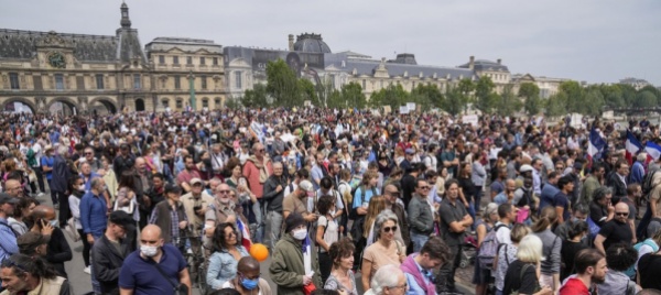 covid-in-migliaia-in-piazza-a-parigi-contro-il-pass-sanitario