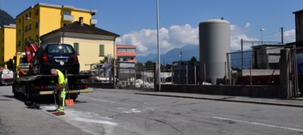 tenero-posteggiando-accelera-e-finisce-contro-il-muro