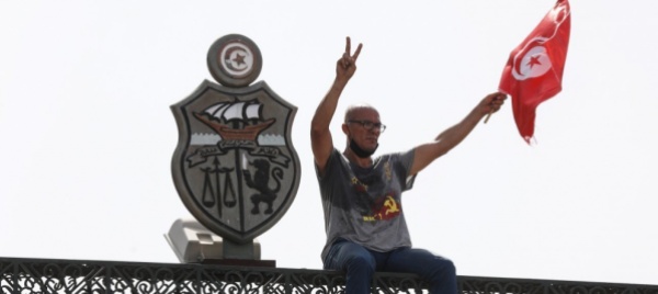 tunisia-brusco-stop-a-un-decennio-di-fragile-democrazia