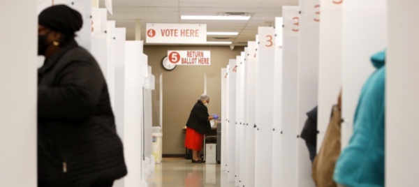 attese-sette-ore-per-votare-afroamericano-arrestato