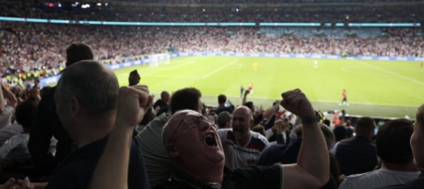 tifosi-inglesi-sotto-inchiesta-per-laser-e-fumogeni