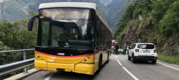 giovane-cade-con-la-moto-e-finisce-contro-un-autopostale