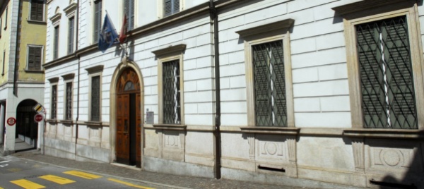 locarno-scrittrice-in-biblioteca