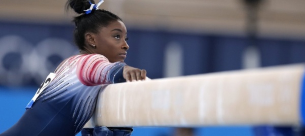 simone-biles-bronzo-alla-trave-oro-alla-cinese-guan-chenchen