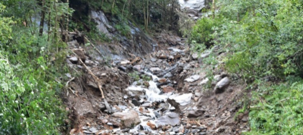 val-calanca-una-frana-scende-sulla-strada