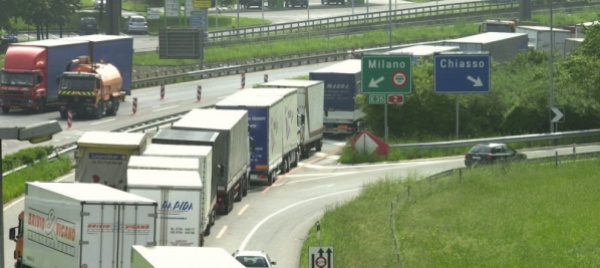 tir-in-colonna-verso-brogeda-per-chiasso-triplice-disagio