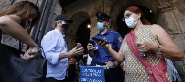 in-italia-molte-code-per-il-green-pass-obbligatorio