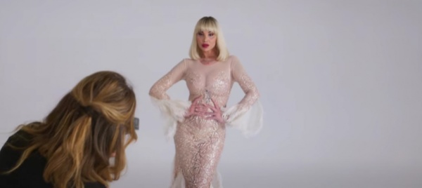 nel-nuovo-film-di-almodovar-un-omaggio-a-raffaella-carra