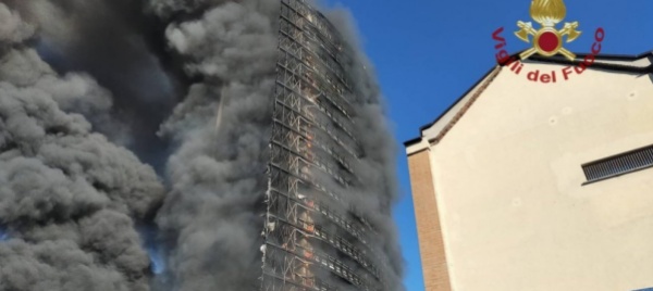 palazzo-di-15-piani-in-fiamme-a-milano