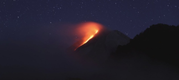 fiumi-di-lava-e-nuvole-di-cenere-il-merapi-si-risveglia