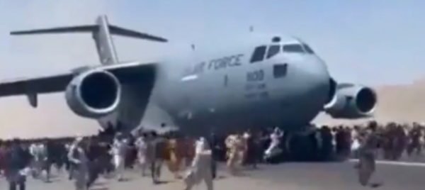 panico-a-kabul-gente-aggrappata-ad-aereo-usa-in-decollo