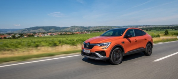 renault-arkana-e-tech-carattere-deciso