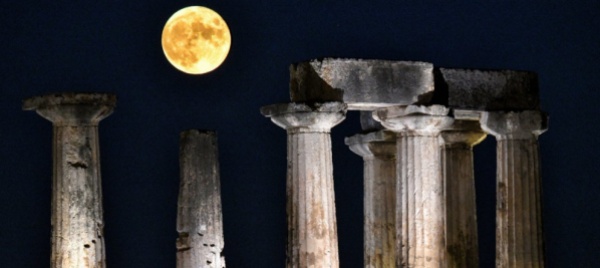 la-luna-piena-illumina-l-acropoli-ad-atene