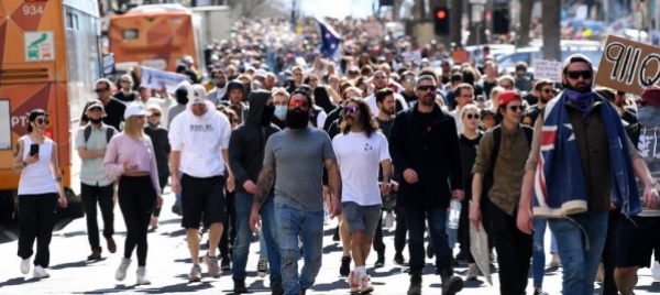 scontri-tra-polizia-e-dimostranti-anti-lockdown-a-melbourne