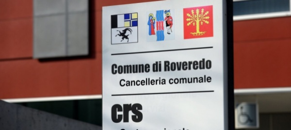 il-neoeletto-paternini-lascia-il-municipio-di-roveredo