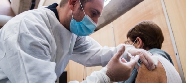 covid-raccomandata-la-terza-dose-di-vaccino-per-gli-anziani