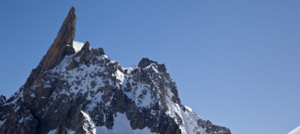 due-ore-sospeso-su-parete-del-bianco-cade-e-sopravvive