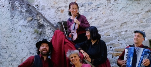 il-teatro-dei-fauni-si-esibisce-a-sessa-con-anime-e-sassi