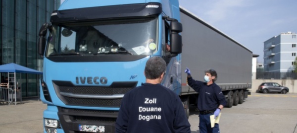 fermate-in-dogana-1700-tazze-di-sua-maesta-contraffatte