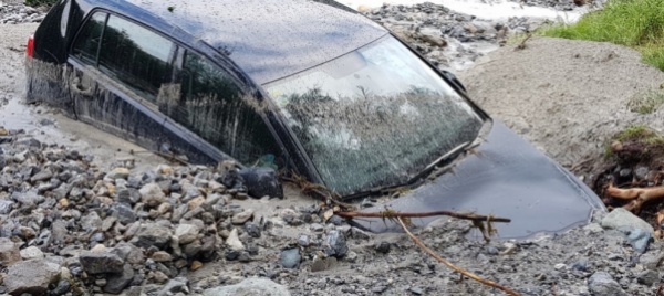 colata-di-detriti-si-abbatte-su-auto-a-valchava