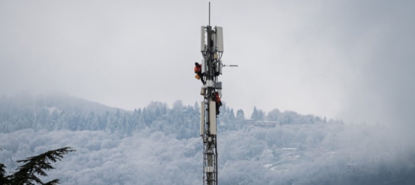 antenne-5g-ne-moratoria-su-nuove-installazioni-ne-accelerata