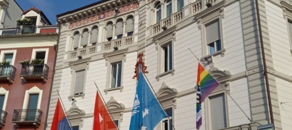 bandiere-arcobaleno-arogno-la-ritiri-immediatamente