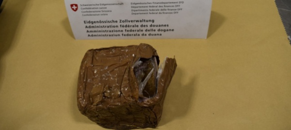 chiasso-fermato-al-valico-con-l-hashish-e-un-manganello