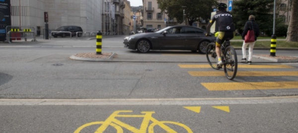 a-piedi-o-in-bici-evitando-conflitti