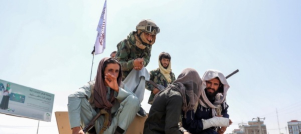 afghanistan-300-donne-velate-manifestano-a-sostengo-dei-talebani