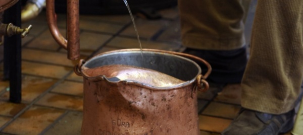 la-grappa-distillata-in-casa-sta-diventando-una-rarita