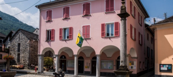 intragna-e-peccia-la-posta-entra-nello-stabile-comunale