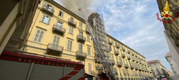 le-fiamme-devastano-un-palazzo-a-torino-sfollate-cento-persone