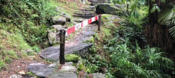 verscio-la-barriera-in-legno-ha-ceduto-di-schianto