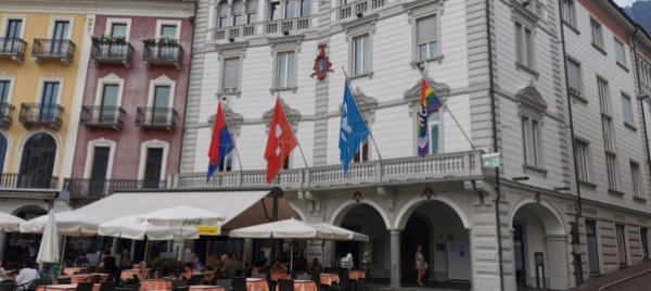 bandiere-arcobaleno-esposte-sui-municipi-tira-aria-di-ricorso