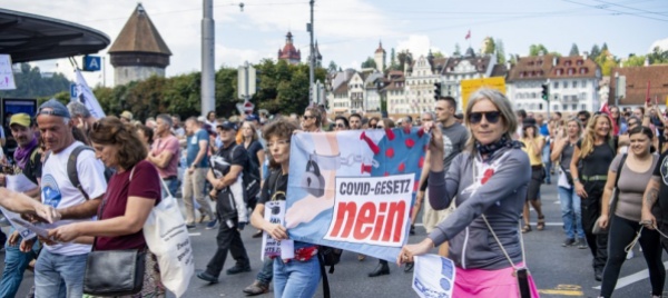 in-piazza-contro-misure-anti-covid-a-lucerna-arrivano-denunce